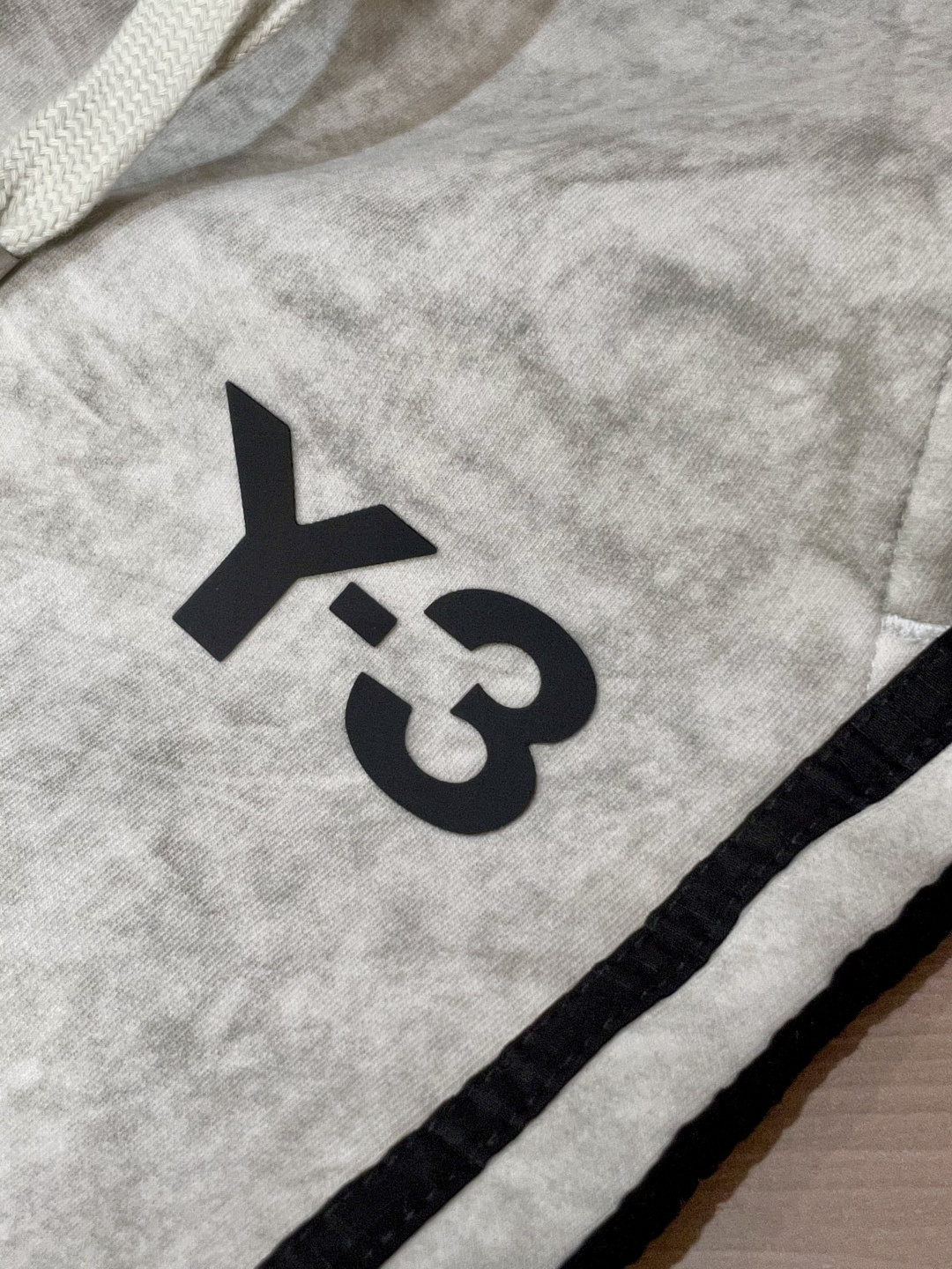 
Y-3  2025秋冬最新休闲裤 潮人必备 版型超赞，能很好的修复各种腿型，非常个性！柔软排汗，舒适度