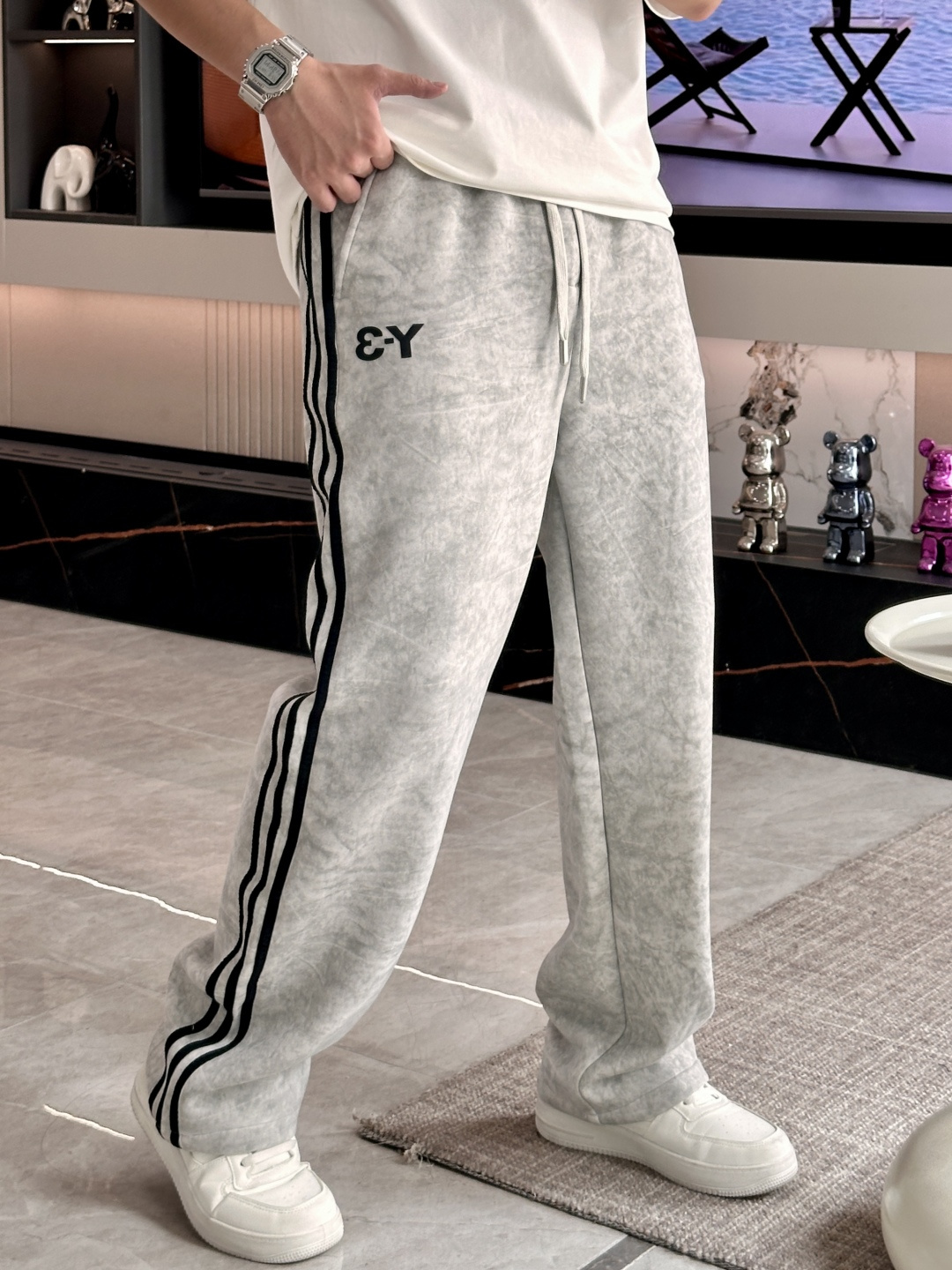 
Y-3  2025秋冬最新休闲裤 潮人必备 版型超赞，能很好的修复各种腿型，非常个性！柔软排汗，舒适度