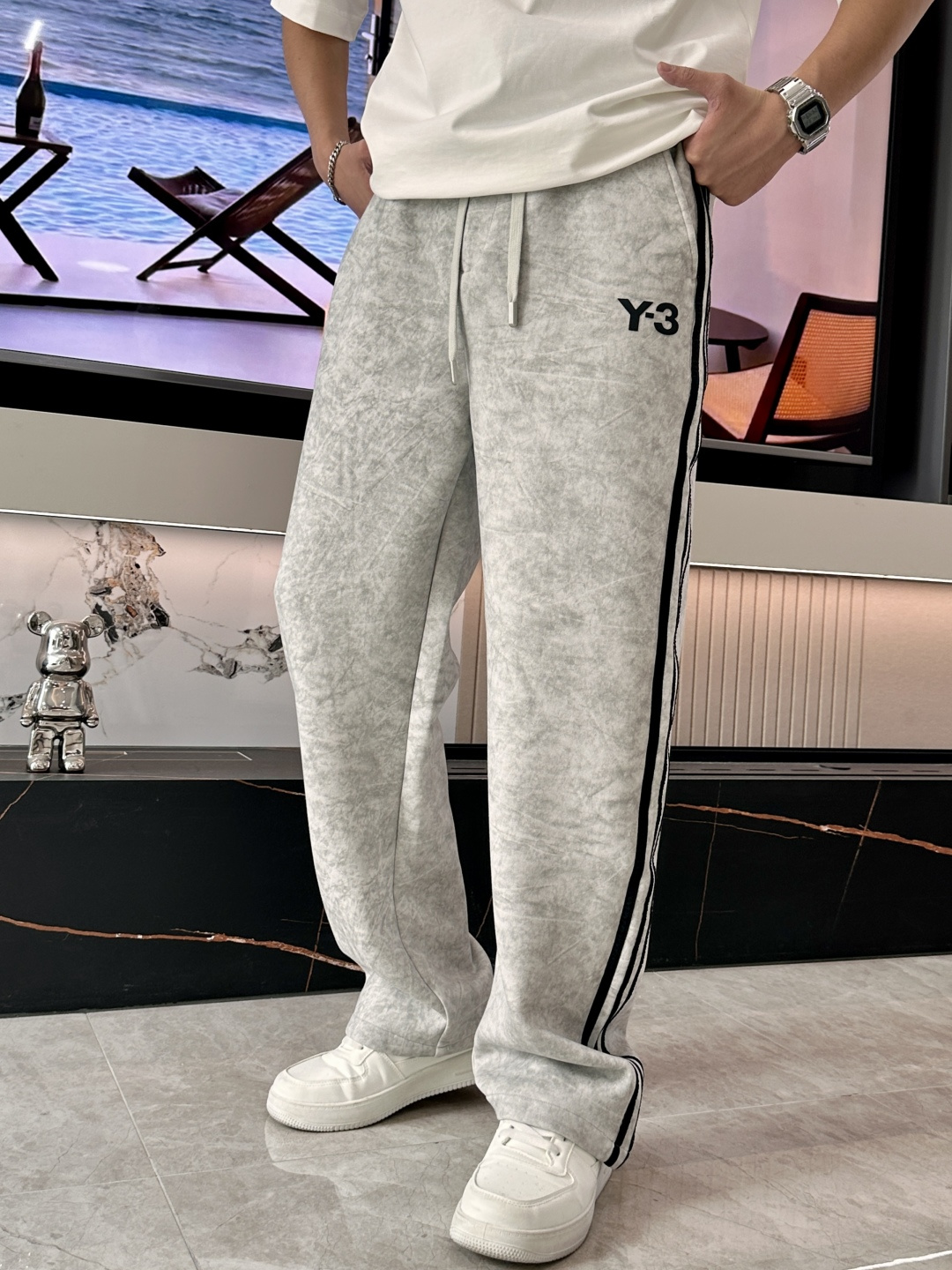 
Y-3  2025秋冬最新休闲裤 潮人必备 版型超赞，能很好的修复各种腿型，非常个性！柔软排汗，舒适度