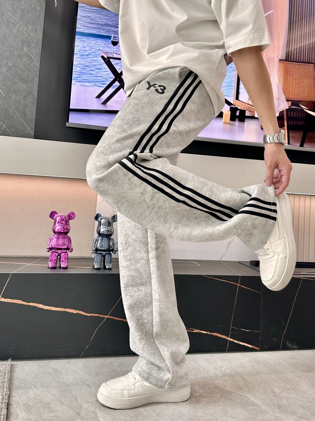 
Y-3  2025秋冬最新休闲裤 潮人必备 版型超赞，能很好的修复各种腿型，非常个性！柔软排汗，舒适度