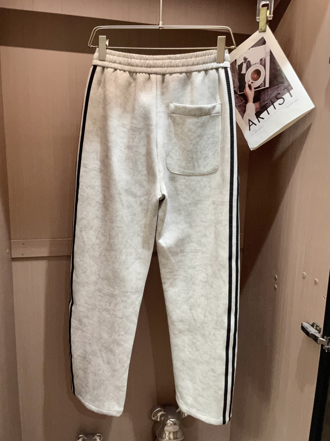 
Y-3  2025秋冬最新休闲裤 潮人必备 版型超赞，能很好的修复各种腿型，非常个性！柔软排汗，舒适度