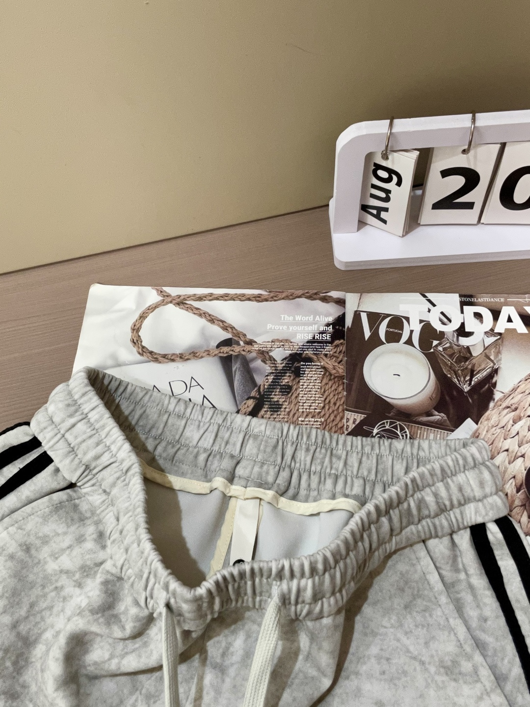 
Y-3  2025秋冬最新休闲裤 潮人必备 版型超赞，能很好的修复各种腿型，非常个性！柔软排汗，舒适度