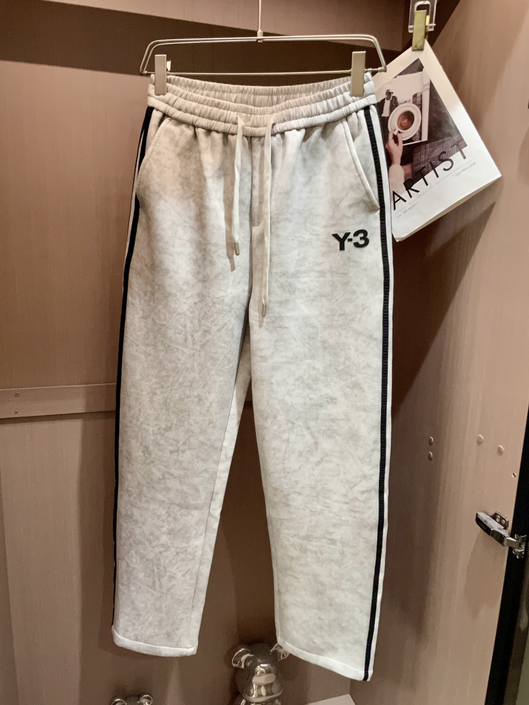 
Y-3  2025秋冬最新休闲裤 潮人必备 版型超赞，能很好的修复各种腿型，非常个性！柔软排汗，舒适度