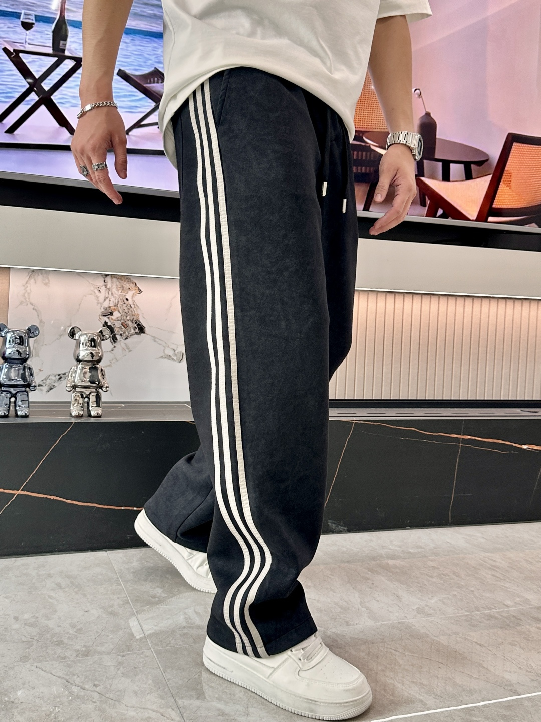 
Y-3 2025秋冬最新休闲裤 潮人必备 版型超赞，能很好的修复各种腿型，非常个性！柔软排汗，舒适度极