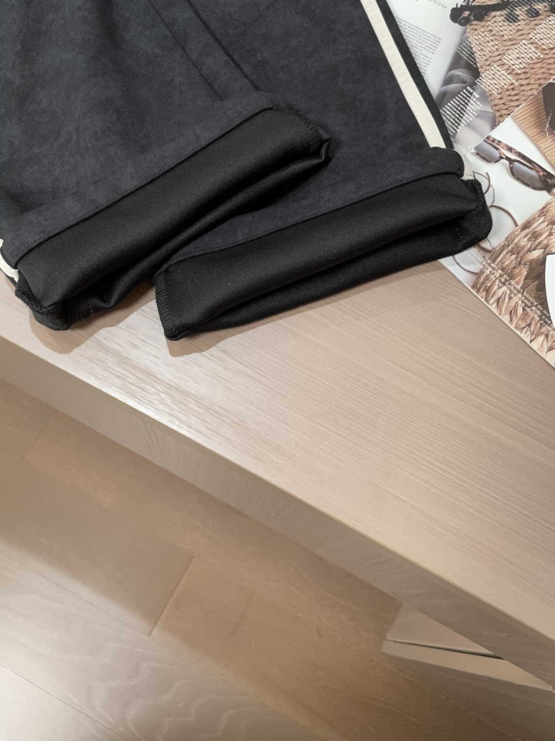 
Y-3 2025秋冬最新休闲裤 潮人必备 版型超赞，能很好的修复各种腿型，非常个性！柔软排汗，舒适度极