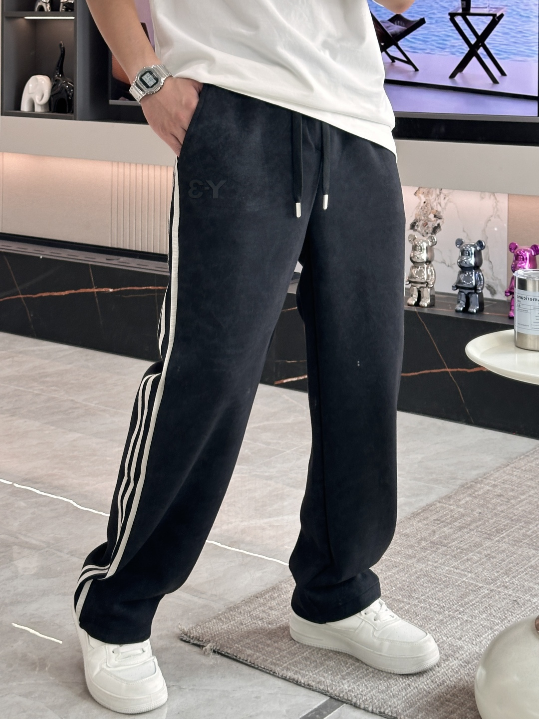 NO:531931,Y-3 latest casual pants in autumn and winter, a must-have for trendy people. The style is excellent and can repair various leg shapes very well. It is very personal!  Soft and sweat-relieving, extremely comfortable. Customized elastic rubber at the waist of the trouser legs and original auxiliary materials. The upper body is sports and casual and fashionable, and is essential for leisure and traveling. Size 29-36,,alexander wang19860909Y-3 秋冬最新休闲裤 潮人必备 版型超赞,能很好的修复各种腿型,非常个性！柔软排汗,舒适度极高.裤腿腰部订制松紧橡筋、原版辅料细节.上身运动休闲时尚,出街休闲、外出旅游必备. 尺码29-36,,alexander wang,Men's clothing