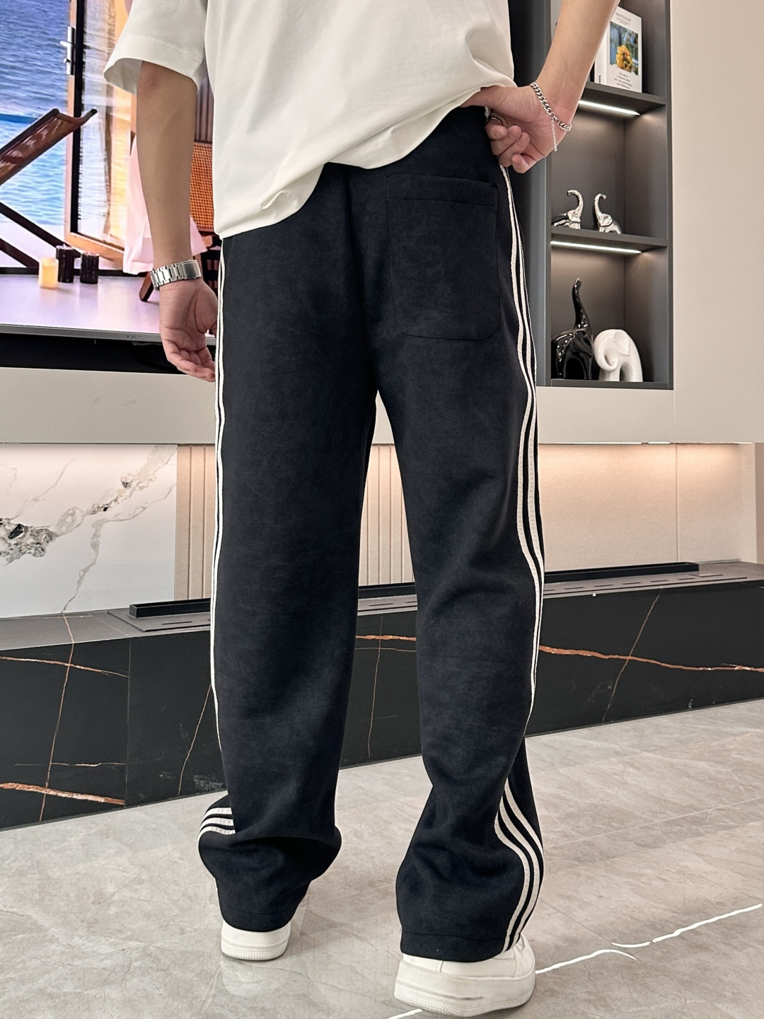 
Y-3 2025秋冬最新休闲裤 潮人必备 版型超赞，能很好的修复各种腿型，非常个性！柔软排汗，舒适度极