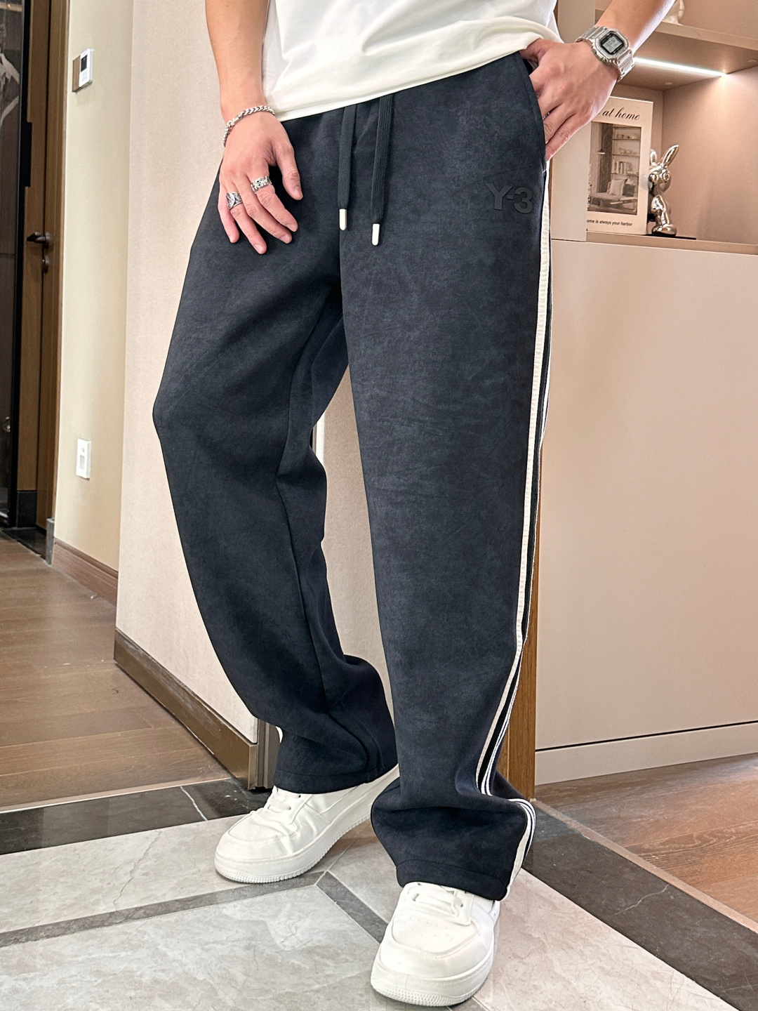 
Y-3 2025秋冬最新休闲裤 潮人必备 版型超赞，能很好的修复各种腿型，非常个性！柔软排汗，舒适度极