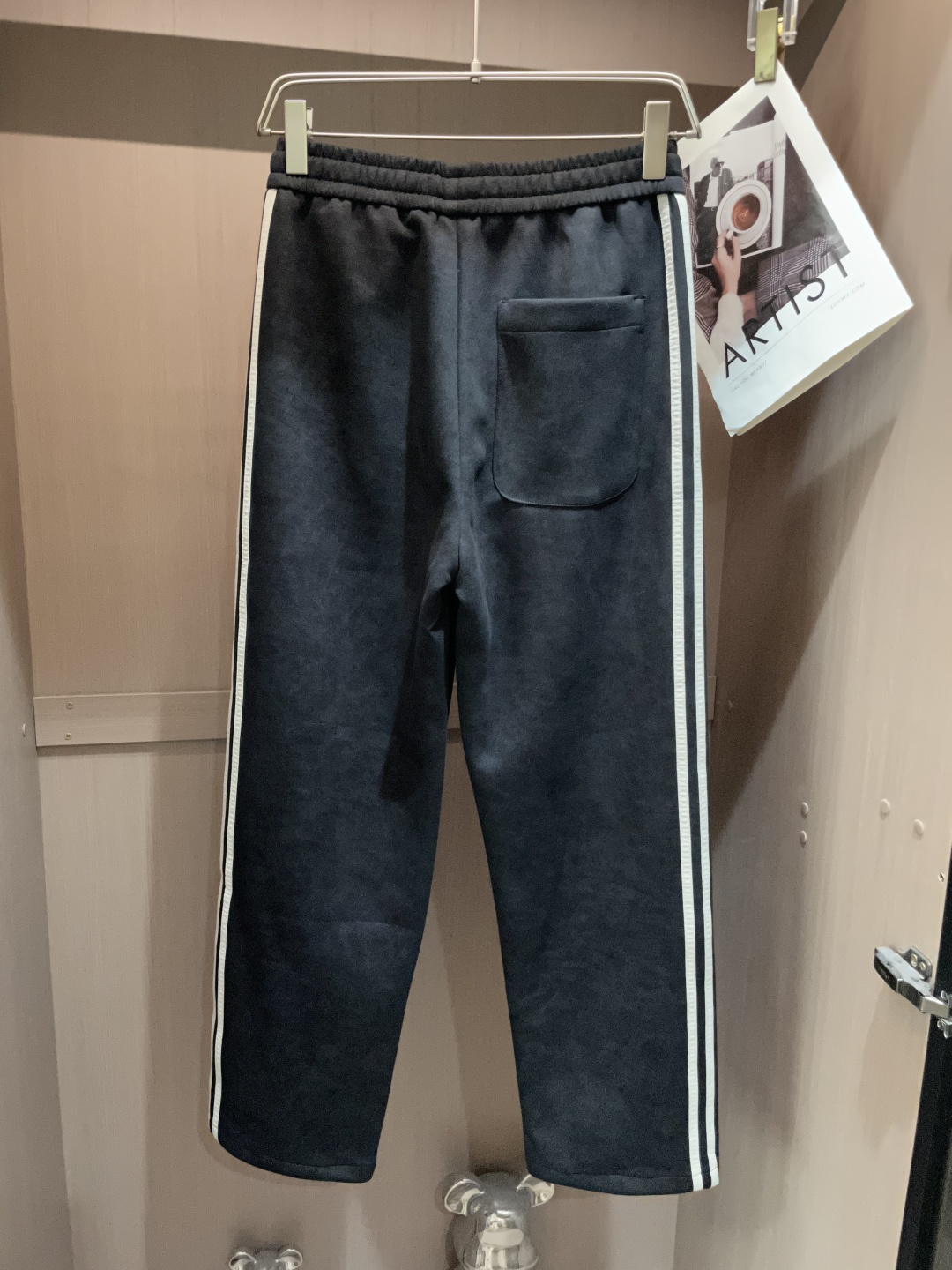 
Y-3 2025秋冬最新休闲裤 潮人必备 版型超赞，能很好的修复各种腿型，非常个性！柔软排汗，舒适度极