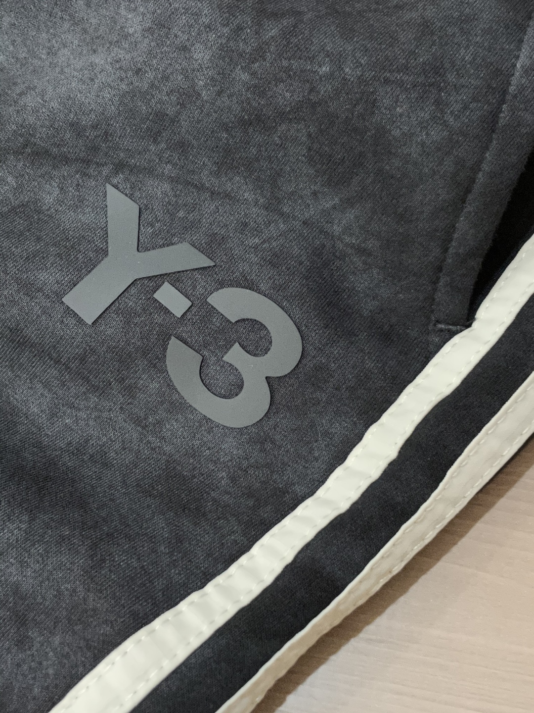 
Y-3 2025秋冬最新休闲裤 潮人必备 版型超赞，能很好的修复各种腿型，非常个性！柔软排汗，舒适度极