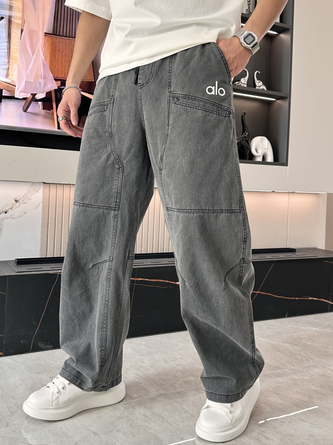 
alo 2025秋冬最新休闲裤 潮人必备 版型超赞，能很好的修复各种腿型，非常个性！柔软排汗，舒适度极