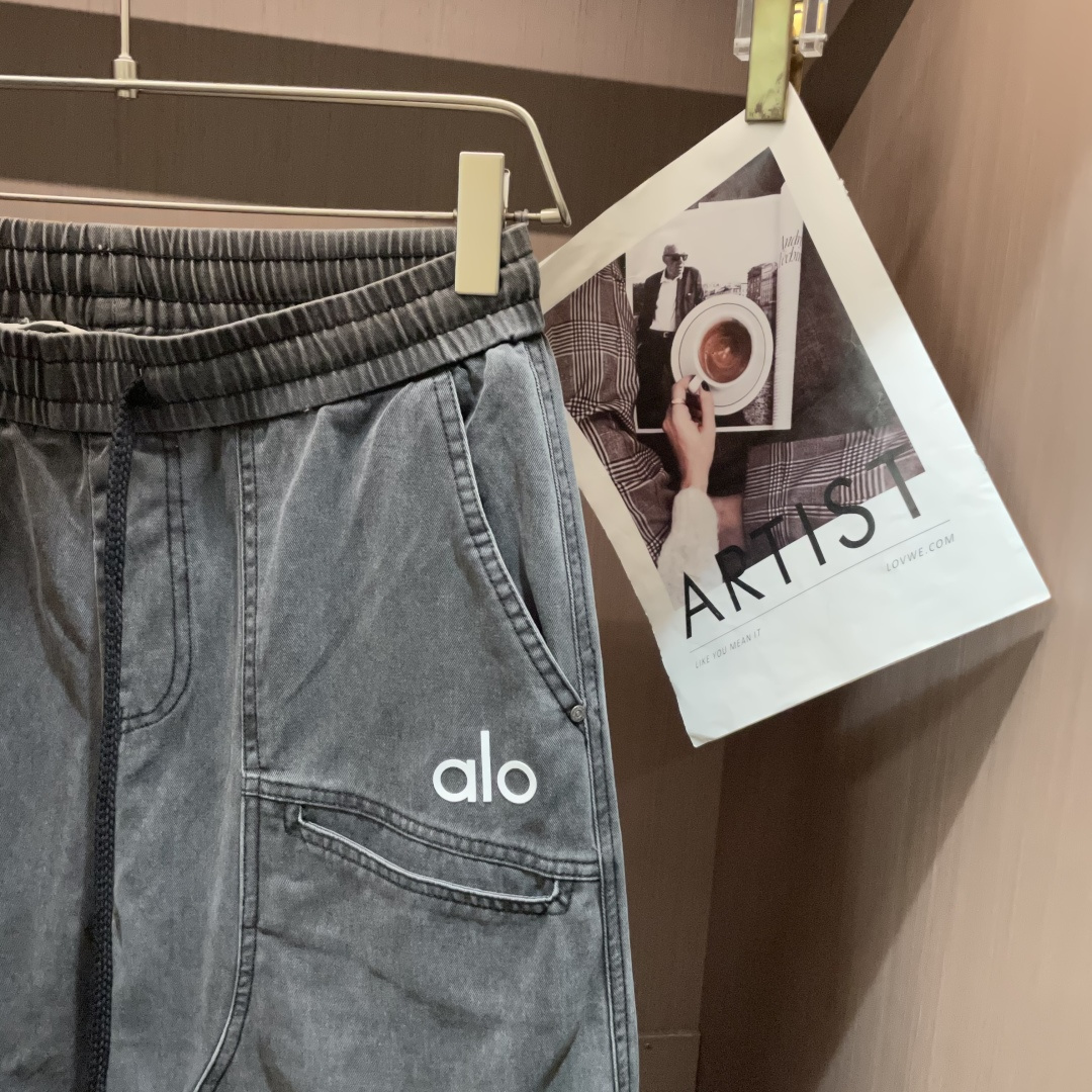 
alo 2025秋冬最新休闲裤 潮人必备 版型超赞，能很好的修复各种腿型，非常个性！柔软排汗，舒适度极