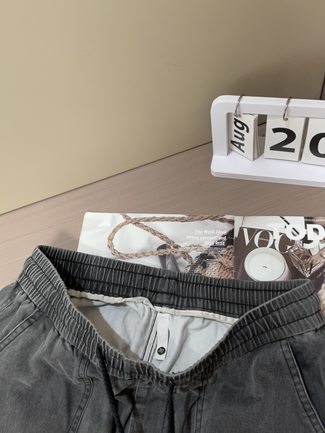 
alo 2025秋冬最新休闲裤 潮人必备 版型超赞，能很好的修复各种腿型，非常个性！柔软排汗，舒适度极