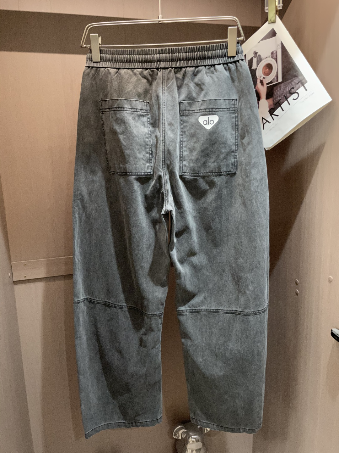 
alo 2025秋冬最新休闲裤 潮人必备 版型超赞，能很好的修复各种腿型，非常个性！柔软排汗，舒适度极