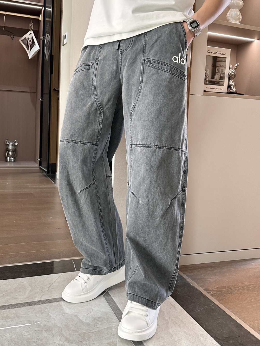 
alo 2025秋冬最新休闲裤 潮人必备 版型超赞，能很好的修复各种腿型，非常个性！柔软排汗，舒适度极