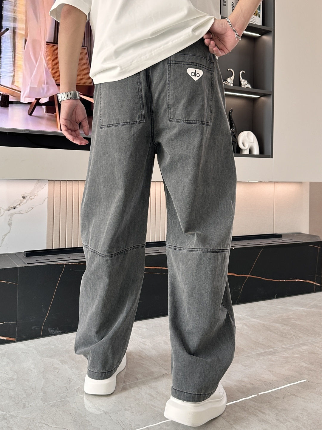
alo 2025秋冬最新休闲裤 潮人必备 版型超赞，能很好的修复各种腿型，非常个性！柔软排汗，舒适度极