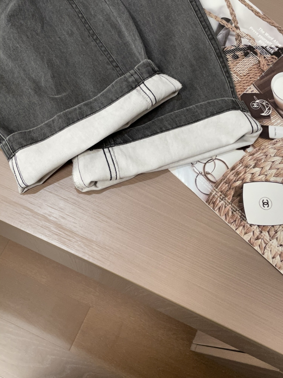 
alo 2025秋冬最新休闲裤 潮人必备 版型超赞，能很好的修复各种腿型，非常个性！柔软排汗，舒适度极