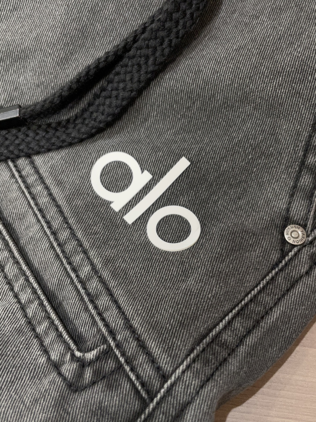 
alo 2025秋冬最新休闲裤 潮人必备 版型超赞，能很好的修复各种腿型，非常个性！柔软排汗，舒适度极