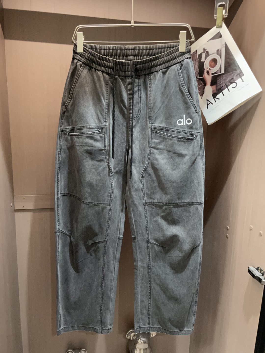 
alo 2025秋冬最新休闲裤 潮人必备 版型超赞，能很好的修复各种腿型，非常个性！柔软排汗，舒适度极