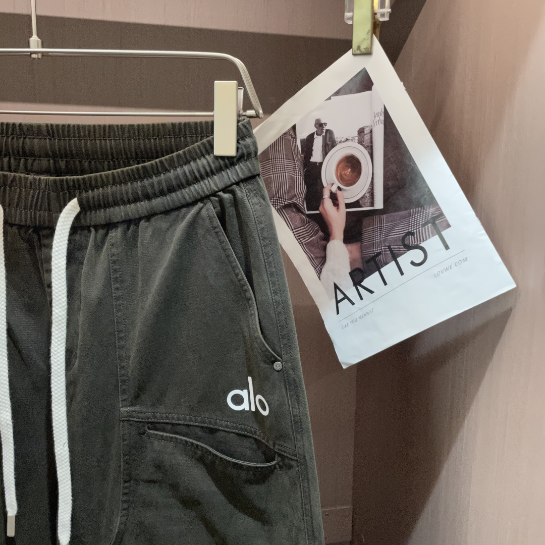 
alo 2025秋冬最新休闲裤 潮人必备 版型超赞，能很好的修复各种腿型，非常个性！柔软排汗，舒适度极