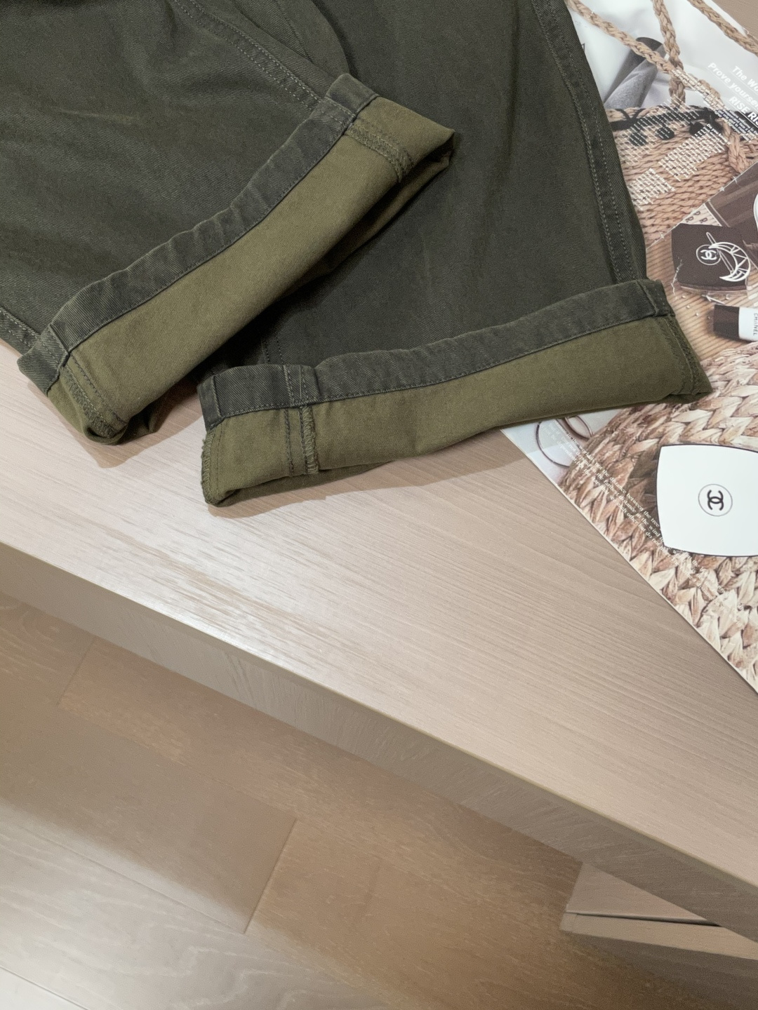 
alo 2025秋冬最新休闲裤 潮人必备 版型超赞，能很好的修复各种腿型，非常个性！柔软排汗，舒适度极