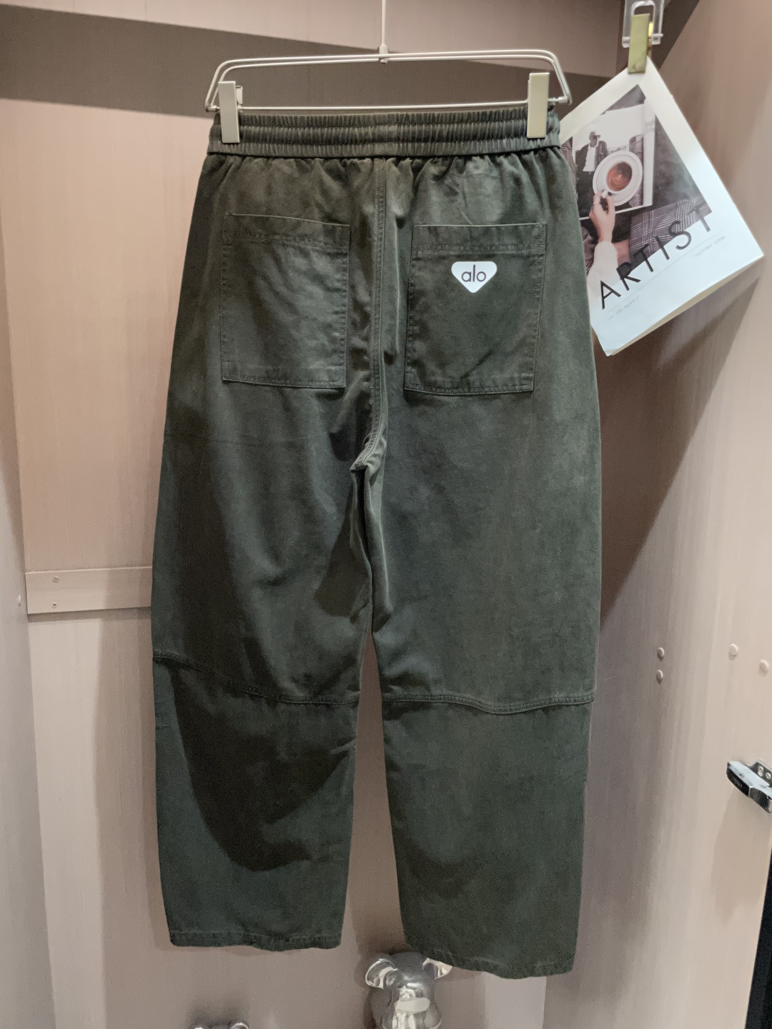 
alo 2025秋冬最新休闲裤 潮人必备 版型超赞，能很好的修复各种腿型，非常个性！柔软排汗，舒适度极