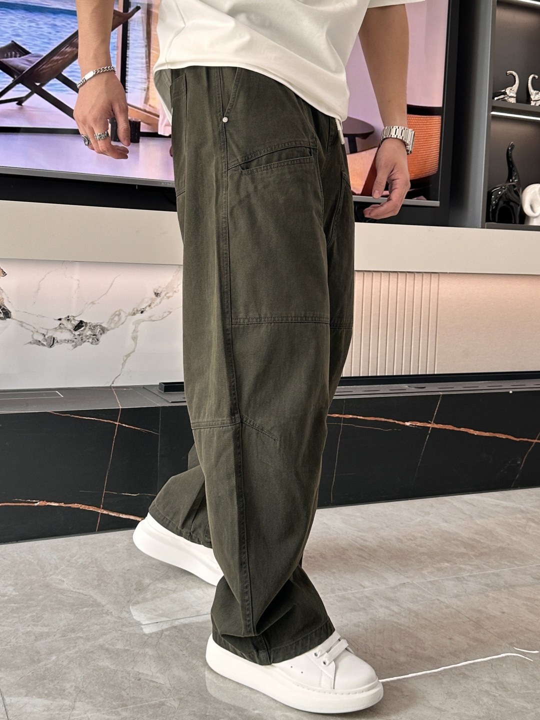 
alo 2025秋冬最新休闲裤 潮人必备 版型超赞，能很好的修复各种腿型，非常个性！柔软排汗，舒适度极