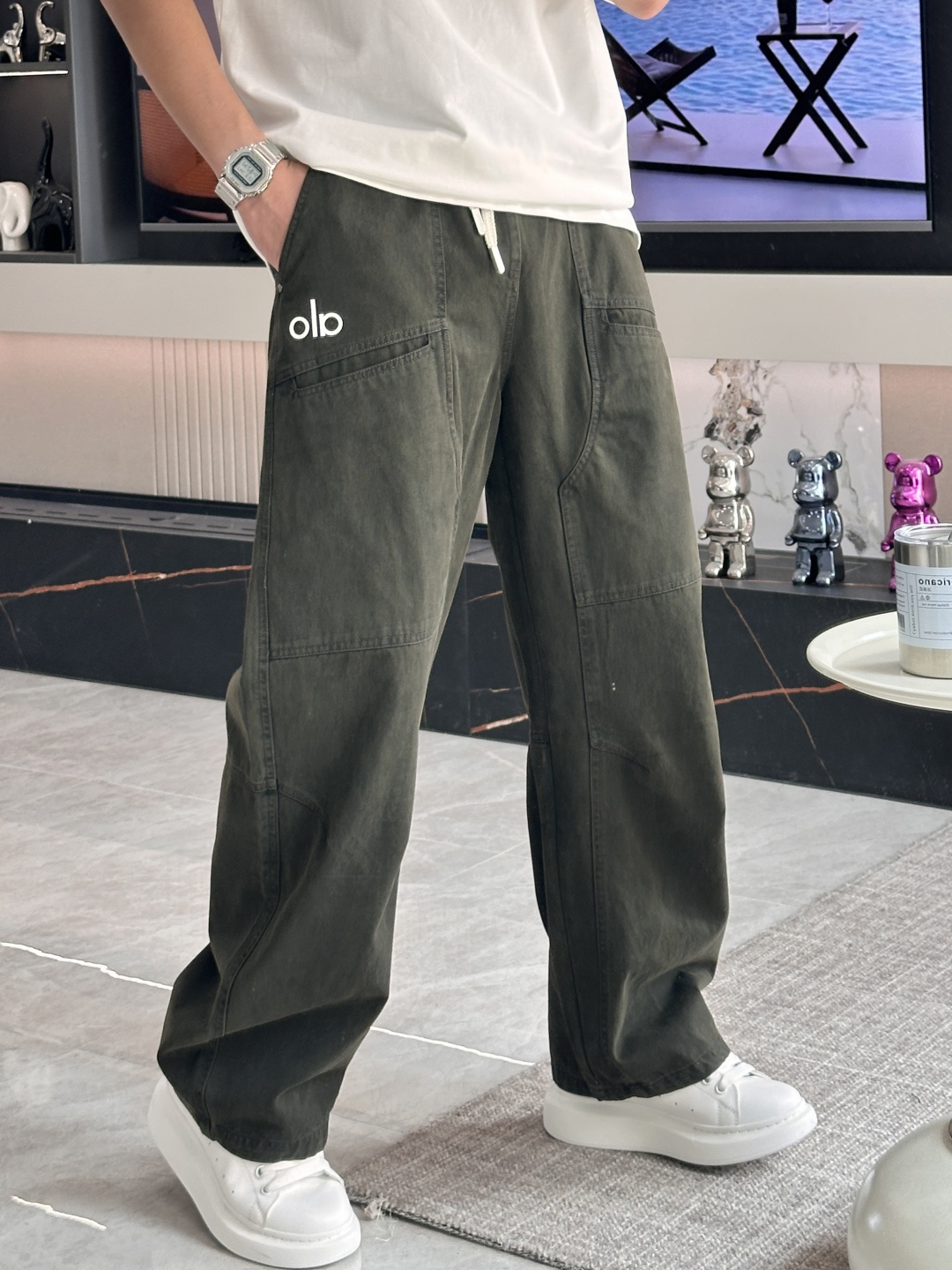 NO:531933,alo autumn and winter latest casual pants, a must-have for trendy people. The style is excellent and can repair various leg shapes very well. It is very personal!  Soft and sweat-relieving, extremely comfortable. Customized elastic rubber at the waist of the trouser legs and original auxiliary materials. The upper body is sports and casual and fashionable, and is essential for leisure and traveling. Size 29-36,,alexander wang19860909alo 秋冬最新休闲裤 潮人必备 版型超赞,能很好的修复各种腿型,非常个性！柔软排汗,舒适度极高.裤腿腰部订制松紧橡筋、原版辅料细节.上身运动休闲时尚,出街休闲、外出旅游必备. 尺码29-36,,alexander wang,Men's clothing