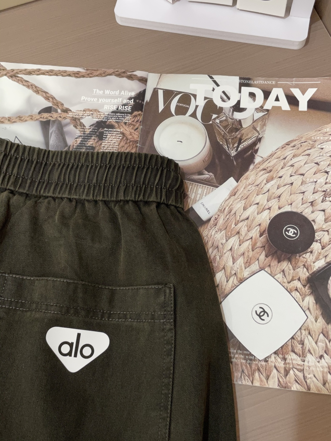 
alo 2025秋冬最新休闲裤 潮人必备 版型超赞，能很好的修复各种腿型，非常个性！柔软排汗，舒适度极