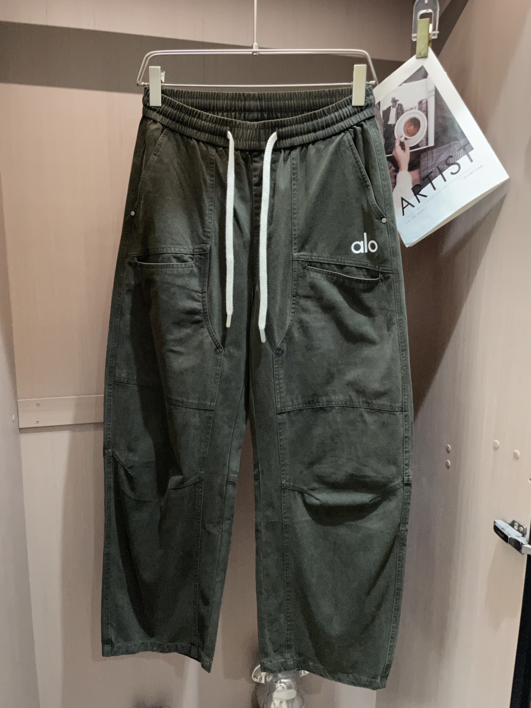 
alo 2025秋冬最新休闲裤 潮人必备 版型超赞，能很好的修复各种腿型，非常个性！柔软排汗，舒适度极