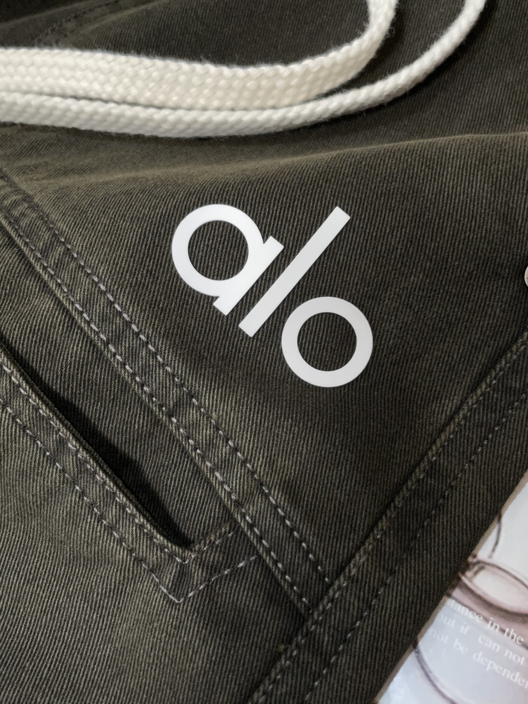 
alo 2025秋冬最新休闲裤 潮人必备 版型超赞，能很好的修复各种腿型，非常个性！柔软排汗，舒适度极