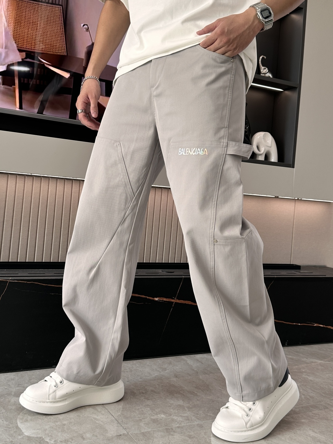 
巴黎世家  2025秋冬最新休闲裤 潮人必备 版型超赞，能很好的修复各种腿型，非常个性！柔软排汗，舒适