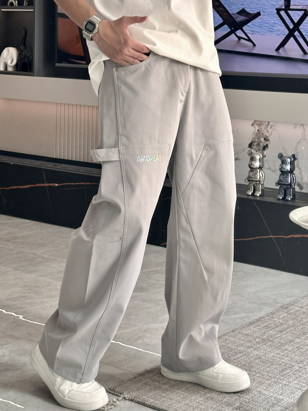 
巴黎世家  2025秋冬最新休闲裤 潮人必备 版型超赞，能很好的修复各种腿型，非常个性！柔软排汗，舒适