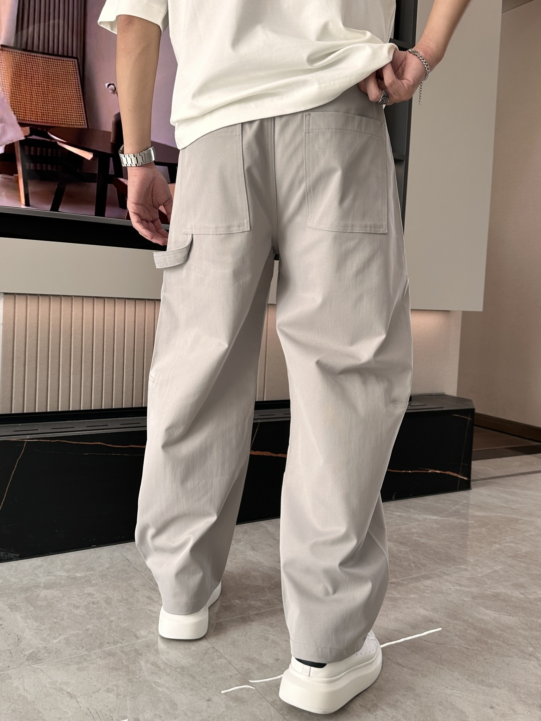 
巴黎世家  2025秋冬最新休闲裤 潮人必备 版型超赞，能很好的修复各种腿型，非常个性！柔软排汗，舒适