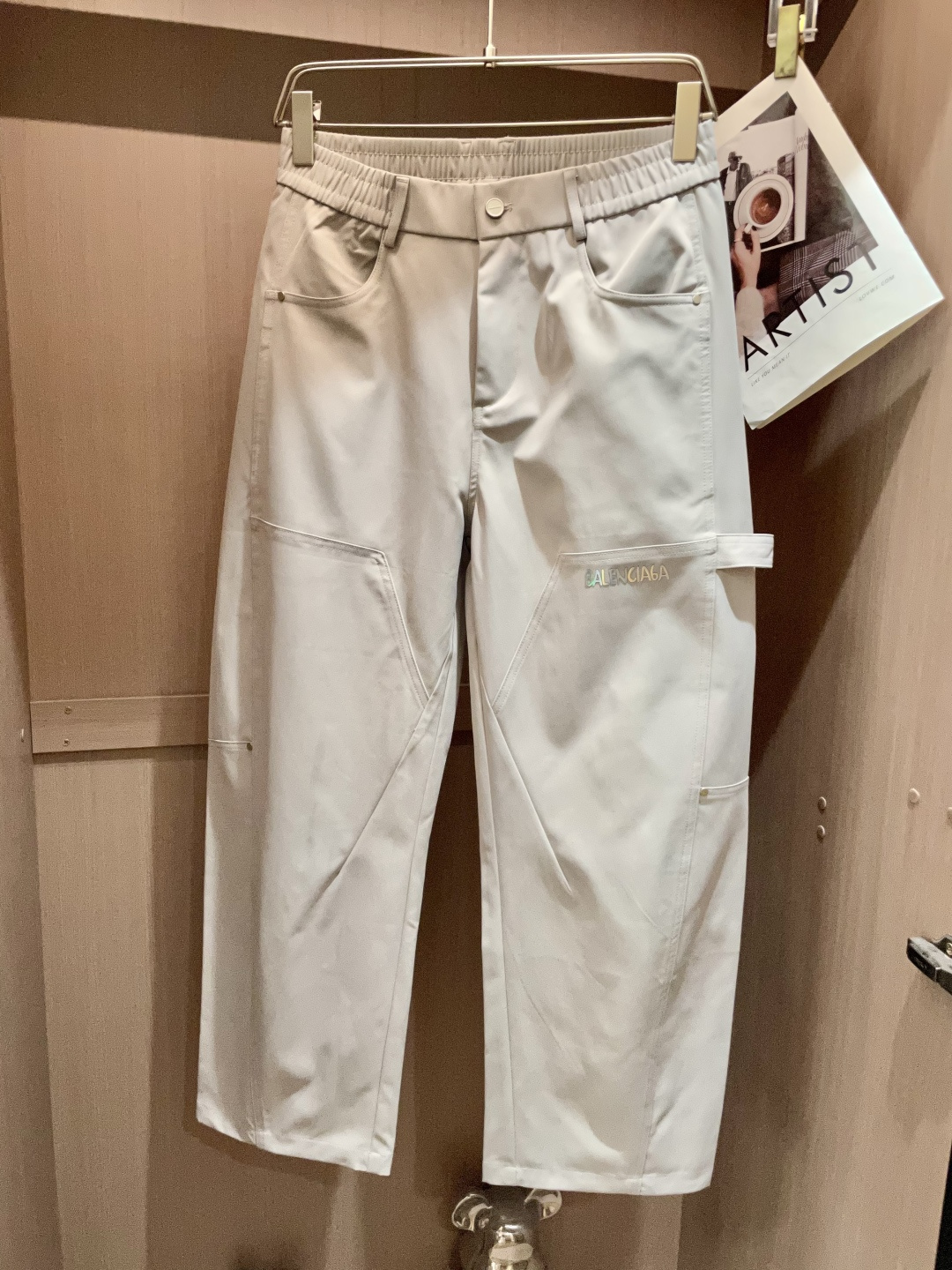 
巴黎世家  2025秋冬最新休闲裤 潮人必备 版型超赞，能很好的修复各种腿型，非常个性！柔软排汗，舒适