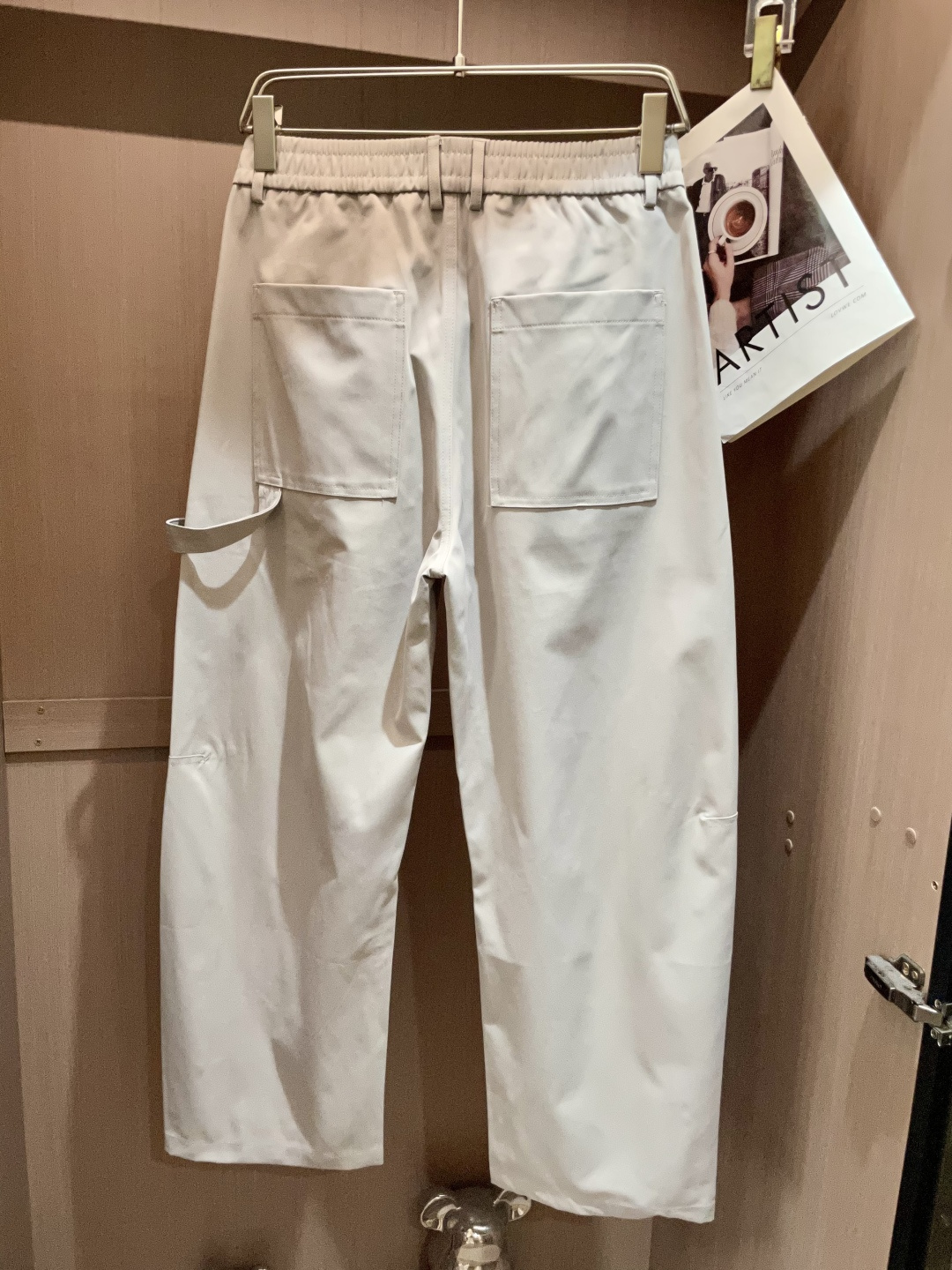 
巴黎世家  2025秋冬最新休闲裤 潮人必备 版型超赞，能很好的修复各种腿型，非常个性！柔软排汗，舒适