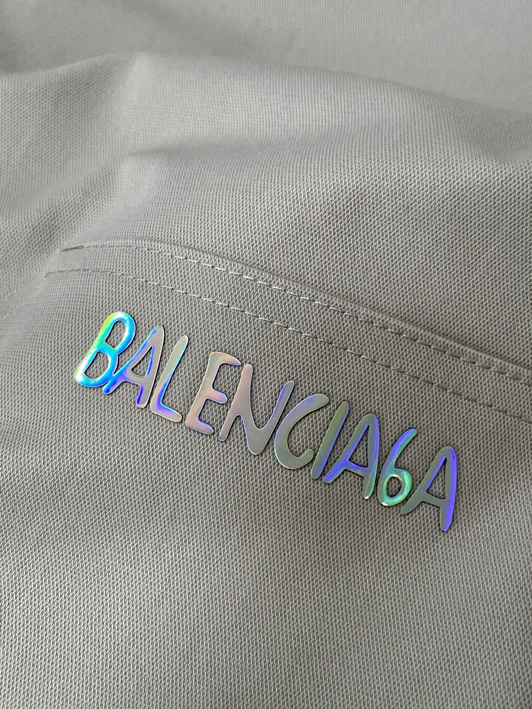 
巴黎世家  2025秋冬最新休闲裤 潮人必备 版型超赞，能很好的修复各种腿型，非常个性！柔软排汗，舒适