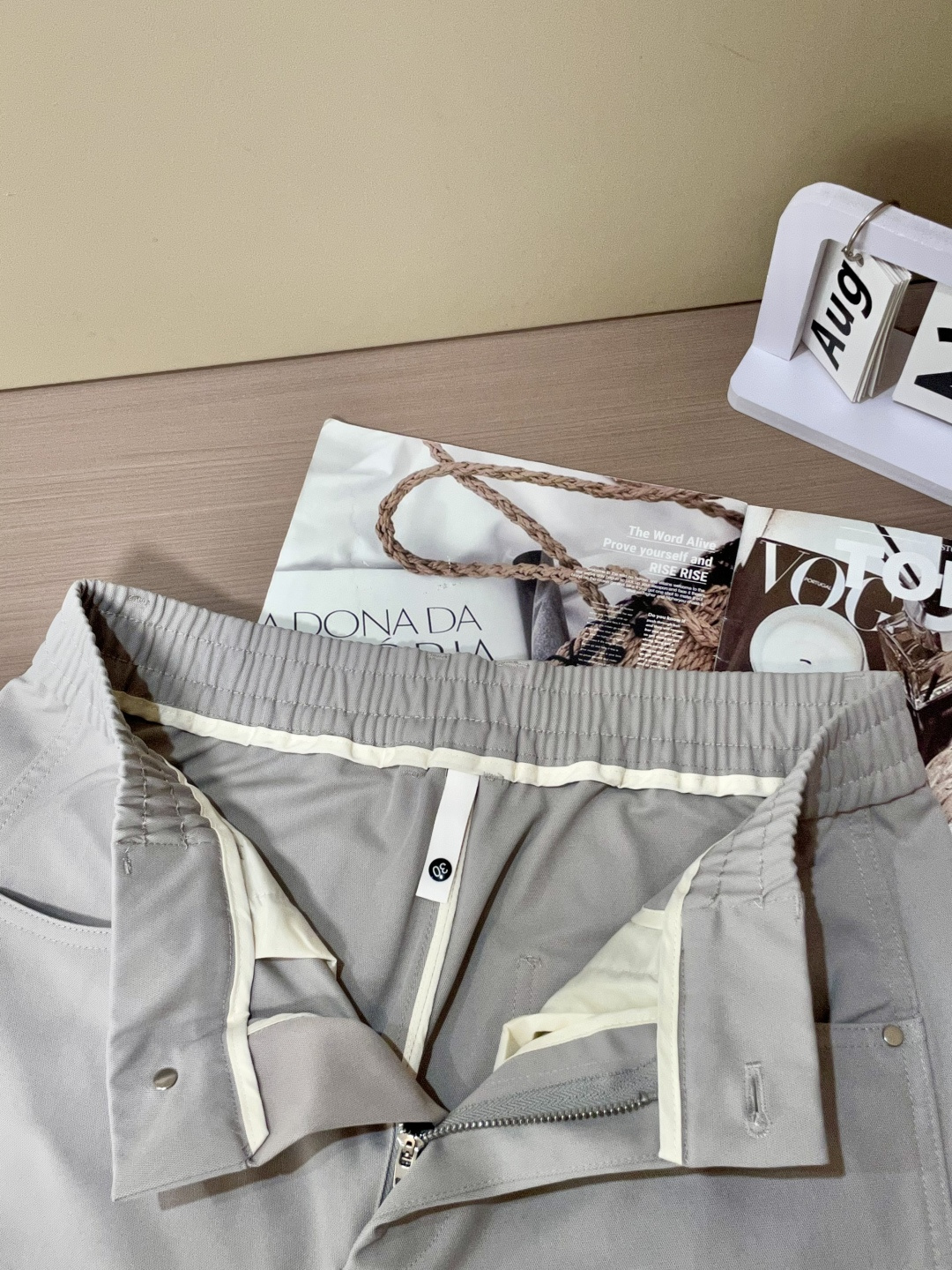 
巴黎世家  2025秋冬最新休闲裤 潮人必备 版型超赞，能很好的修复各种腿型，非常个性！柔软排汗，舒适