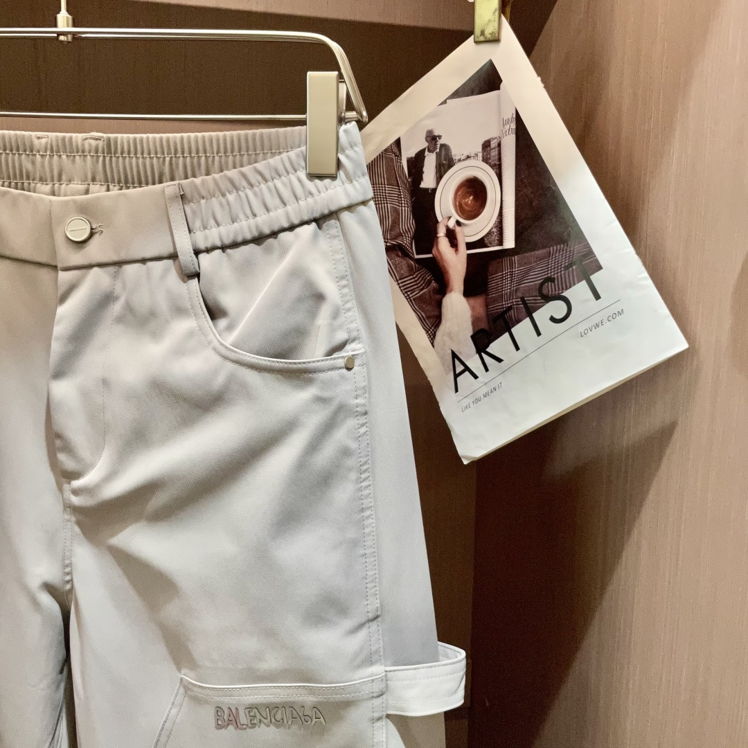 
巴黎世家  2025秋冬最新休闲裤 潮人必备 版型超赞，能很好的修复各种腿型，非常个性！柔软排汗，舒适