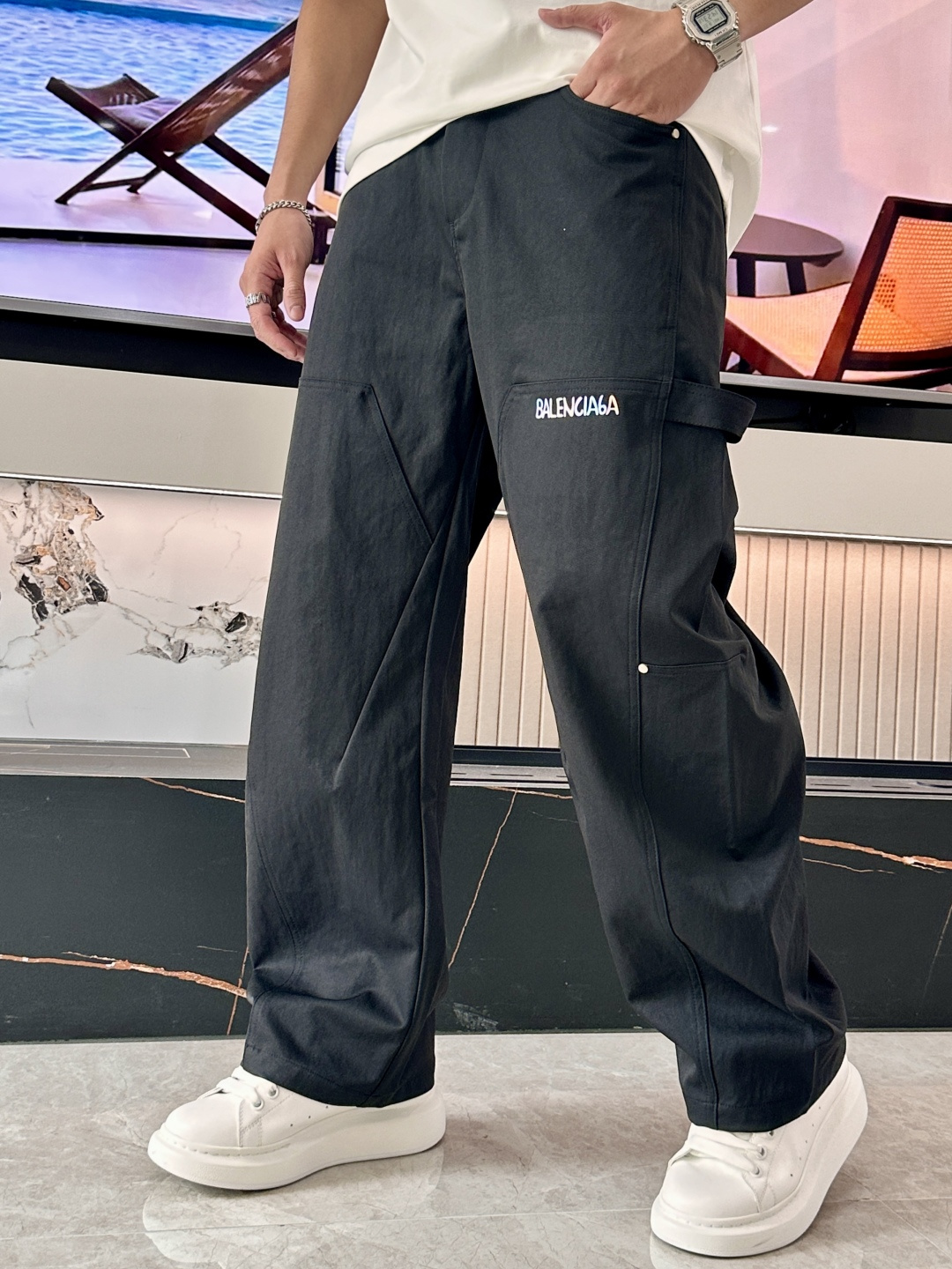 
巴黎世家  2025秋冬最新休闲裤 潮人必备 版型超赞，能很好的修复各种腿型，非常个性！柔软排汗，舒适