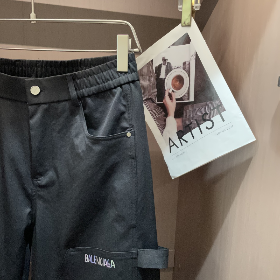 
巴黎世家  2025秋冬最新休闲裤 潮人必备 版型超赞，能很好的修复各种腿型，非常个性！柔软排汗，舒适