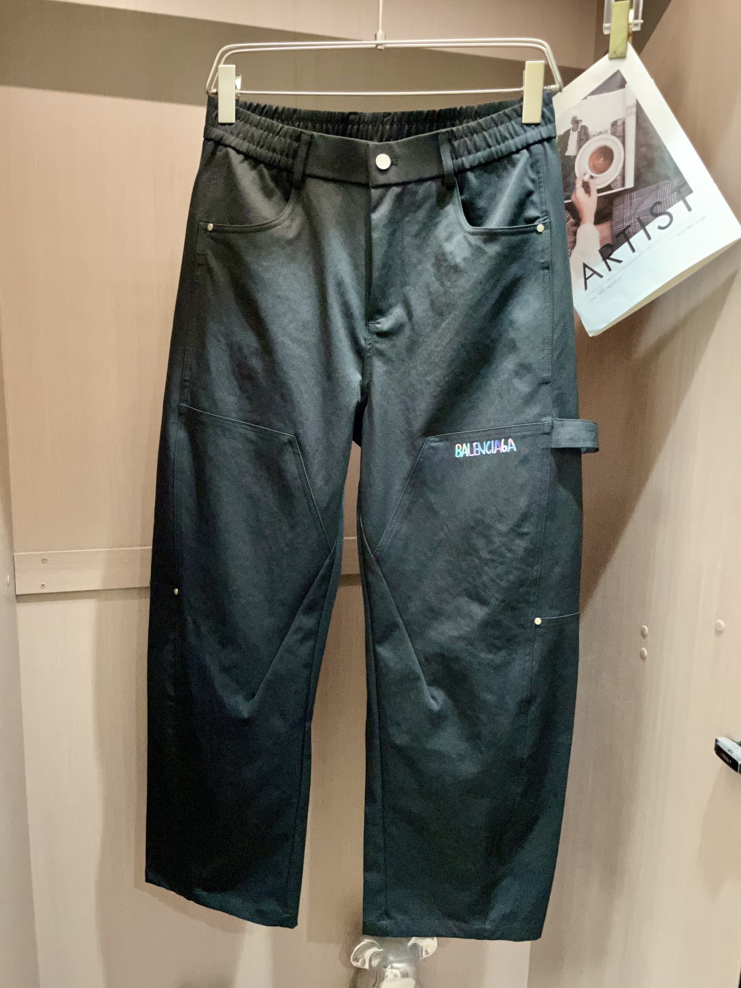 
巴黎世家  2025秋冬最新休闲裤 潮人必备 版型超赞，能很好的修复各种腿型，非常个性！柔软排汗，舒适