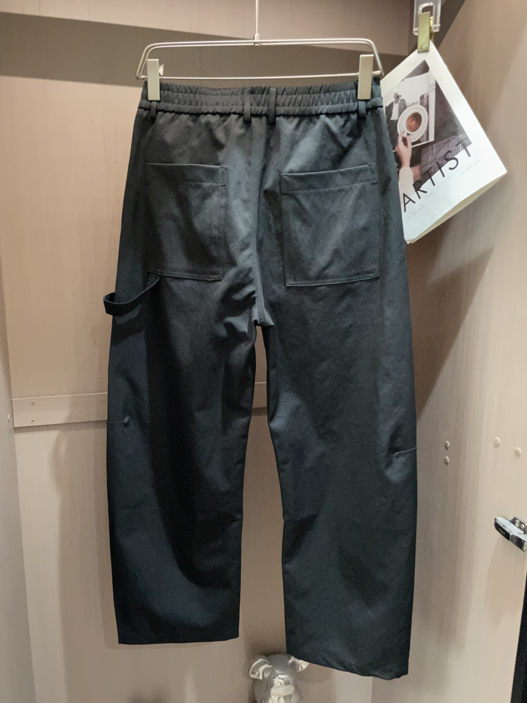 
巴黎世家  2025秋冬最新休闲裤 潮人必备 版型超赞，能很好的修复各种腿型，非常个性！柔软排汗，舒适