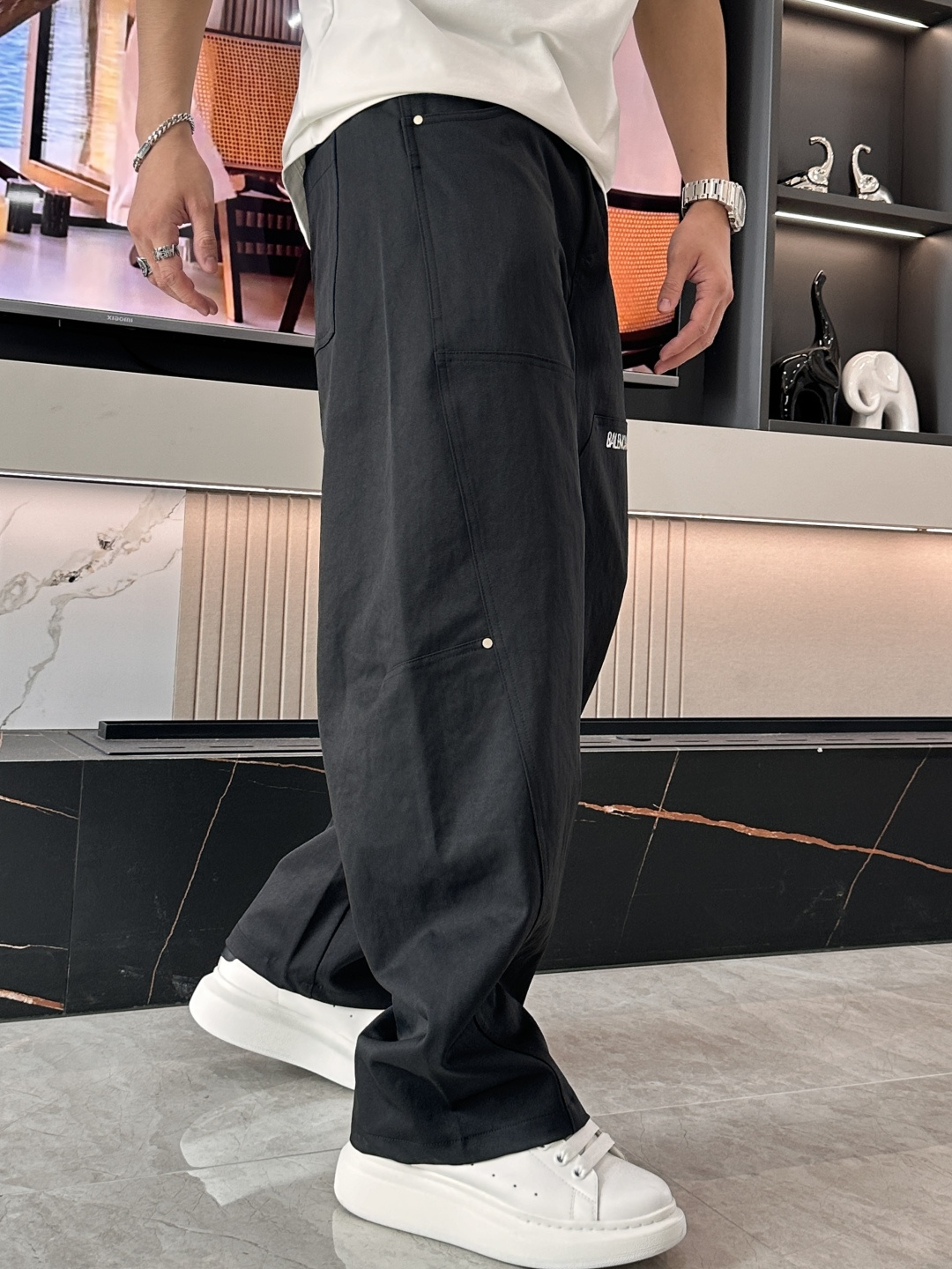 
巴黎世家  2025秋冬最新休闲裤 潮人必备 版型超赞，能很好的修复各种腿型，非常个性！柔软排汗，舒适