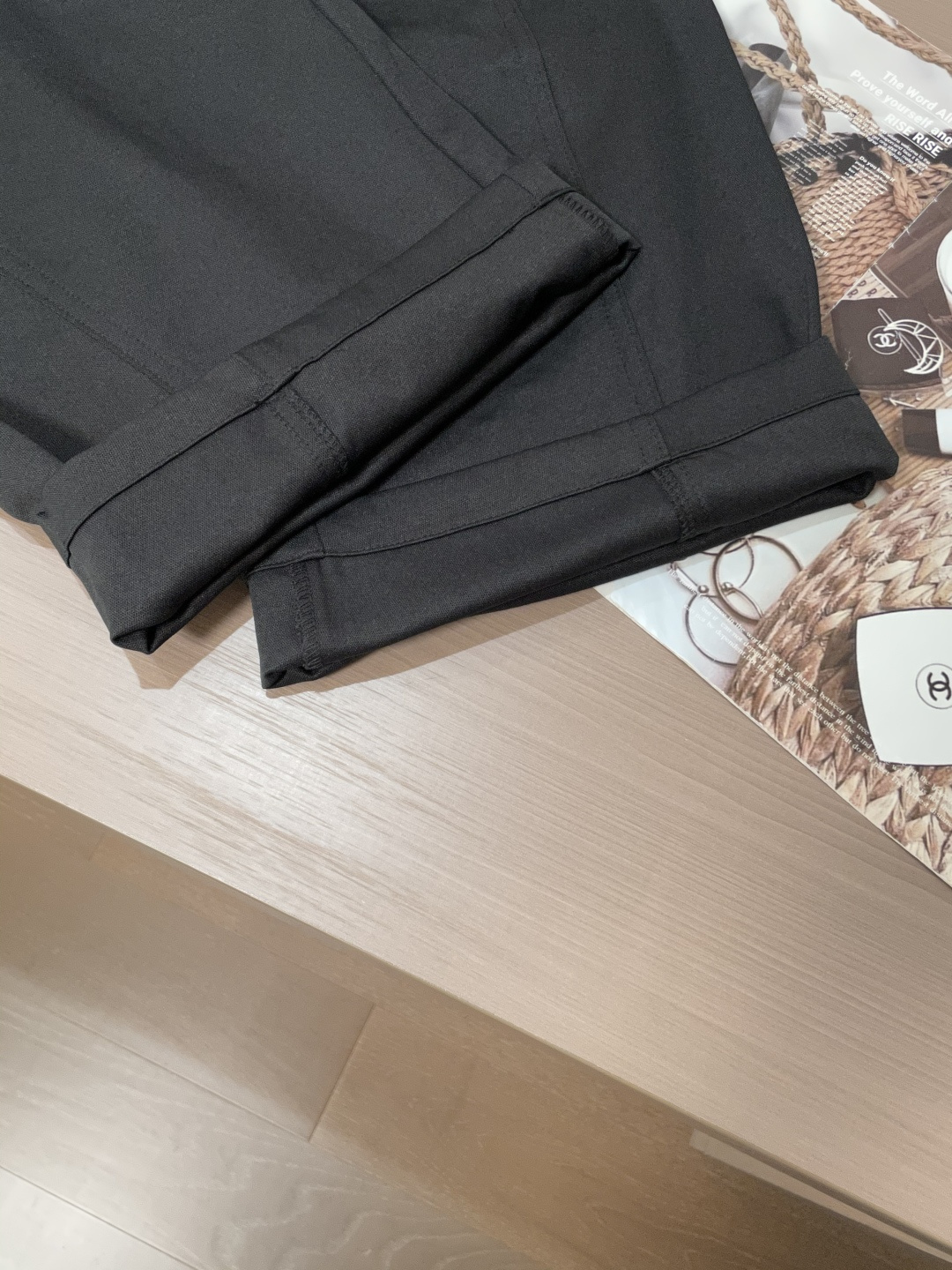 
巴黎世家  2025秋冬最新休闲裤 潮人必备 版型超赞，能很好的修复各种腿型，非常个性！柔软排汗，舒适