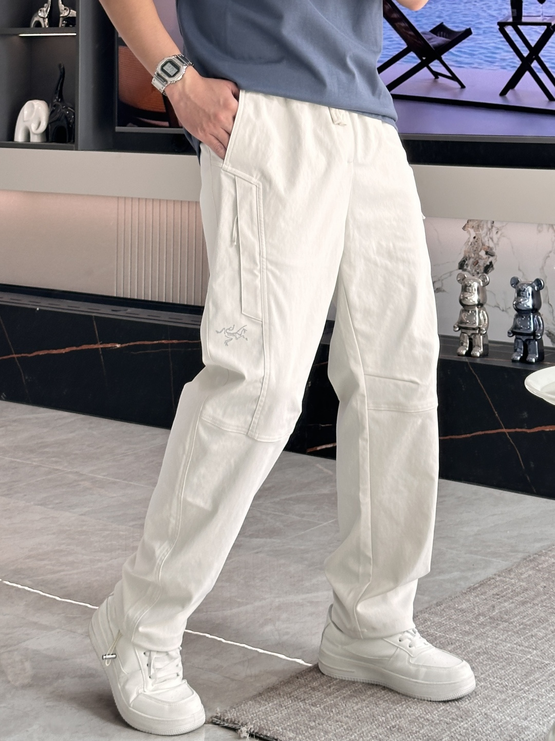 
始祖鸟 2025秋冬最新休闲裤 潮人必备 版型超赞，能很好的修复各种腿型，非常个性！柔软排汗，舒适度极