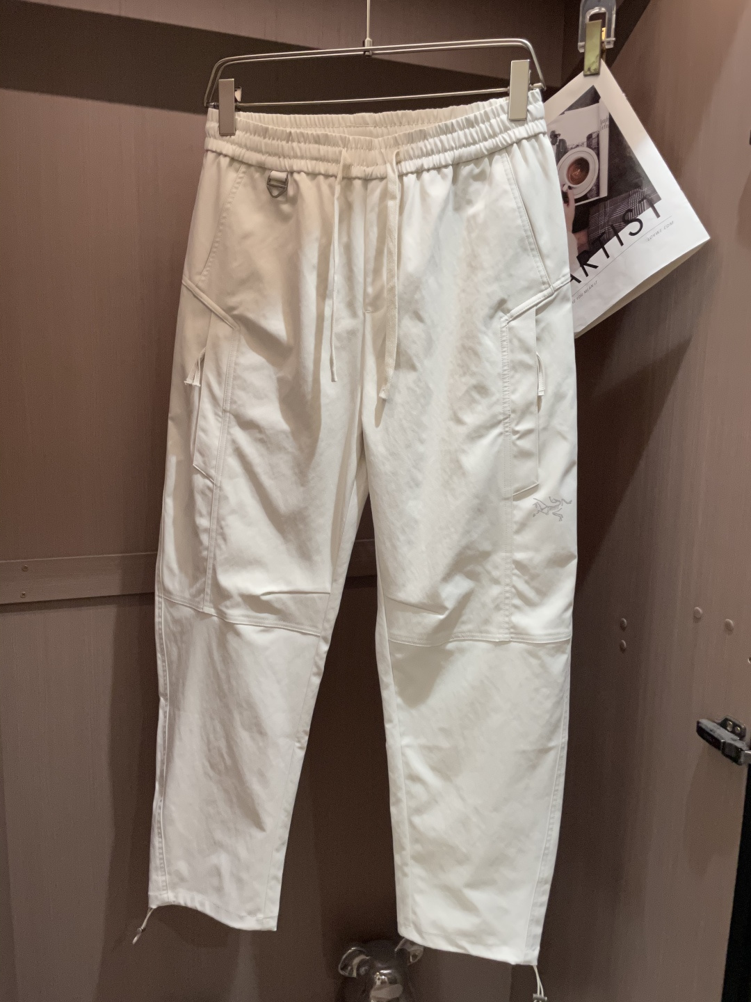 
始祖鸟 2025秋冬最新休闲裤 潮人必备 版型超赞，能很好的修复各种腿型，非常个性！柔软排汗，舒适度极