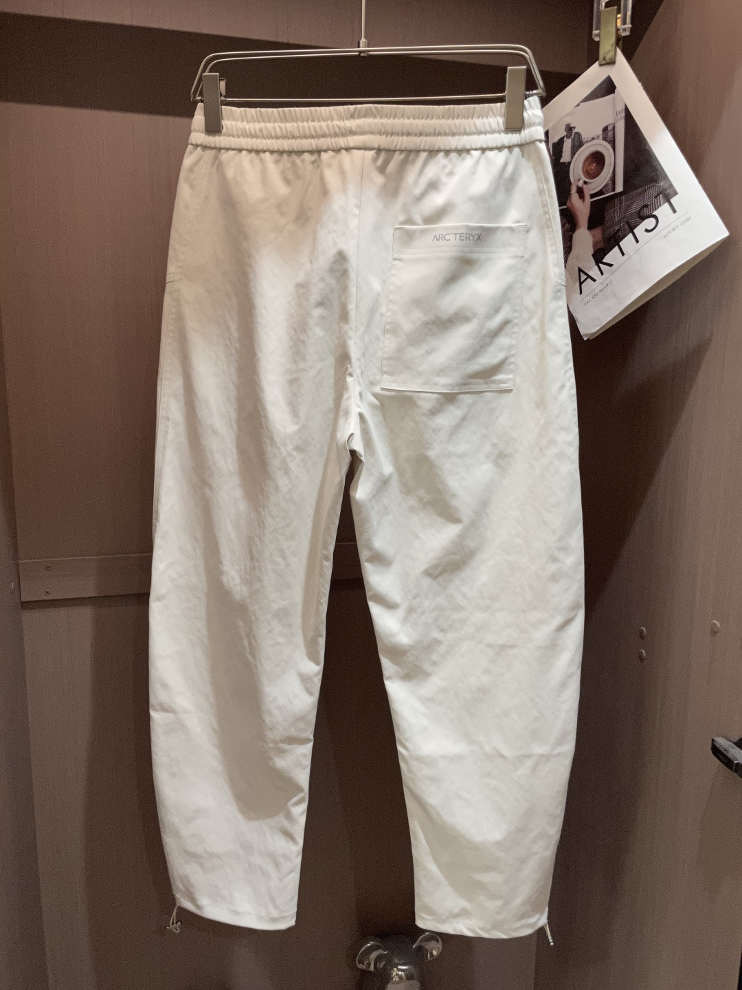 
始祖鸟 2025秋冬最新休闲裤 潮人必备 版型超赞，能很好的修复各种腿型，非常个性！柔软排汗，舒适度极