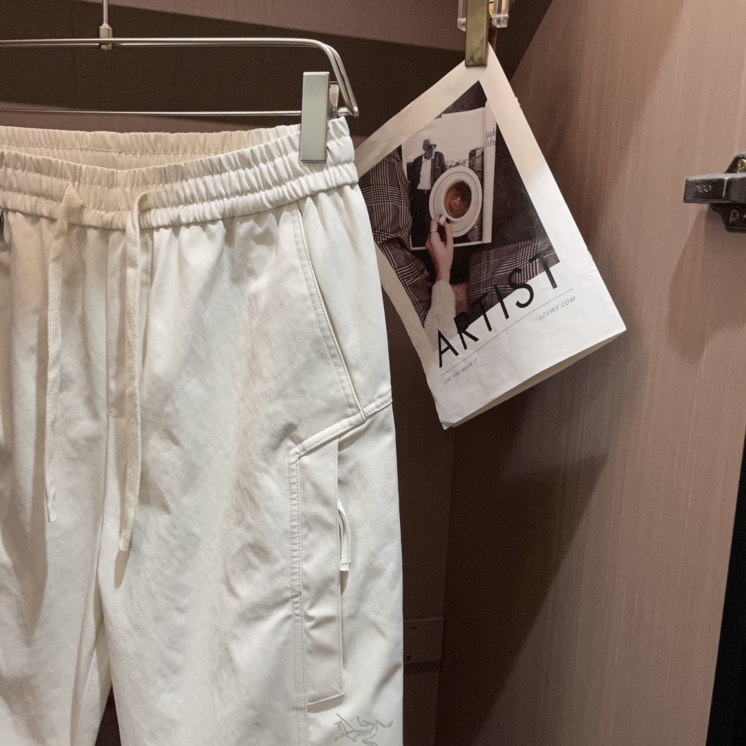 
始祖鸟 2025秋冬最新休闲裤 潮人必备 版型超赞，能很好的修复各种腿型，非常个性！柔软排汗，舒适度极