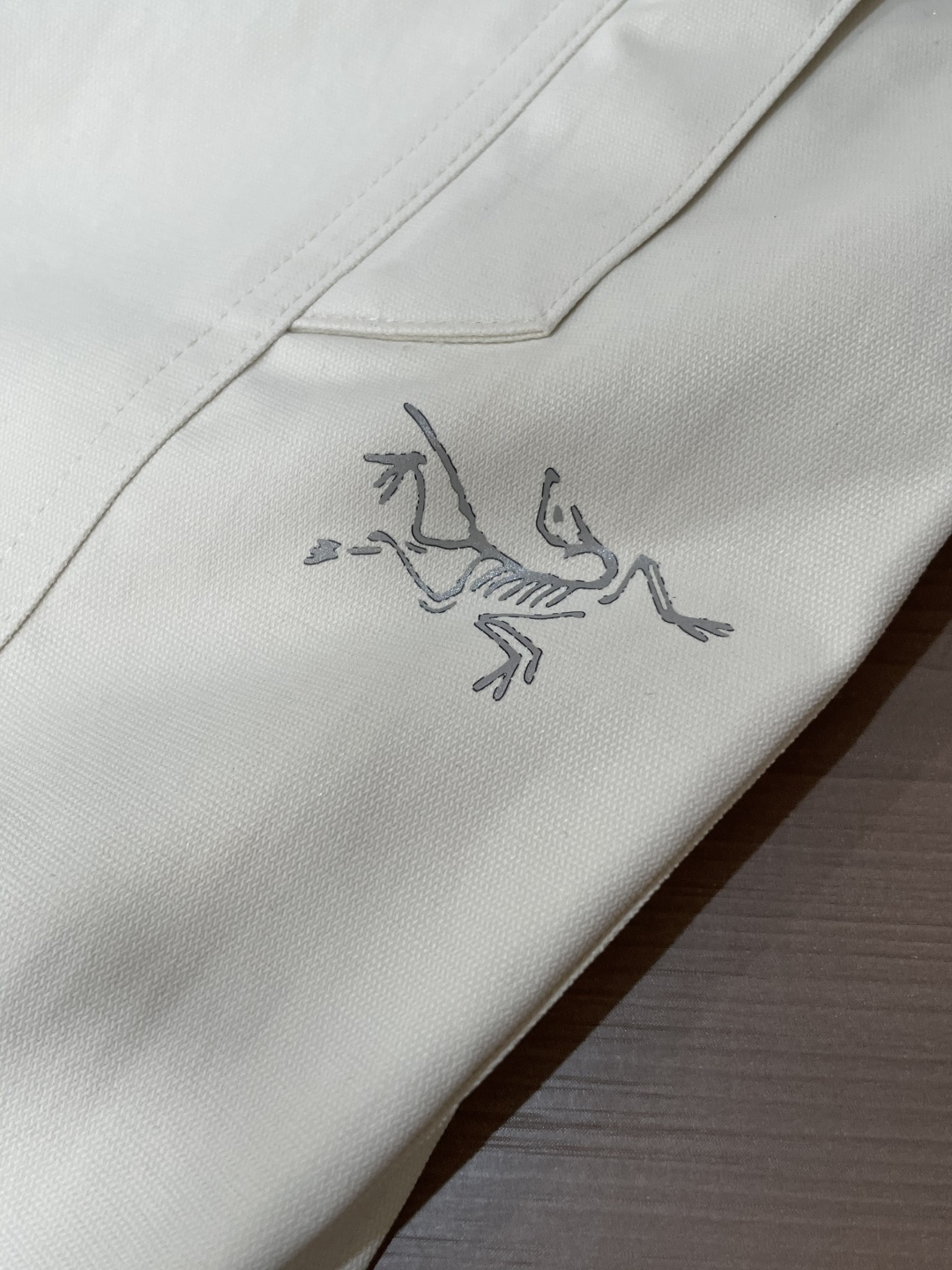 
始祖鸟 2025秋冬最新休闲裤 潮人必备 版型超赞，能很好的修复各种腿型，非常个性！柔软排汗，舒适度极